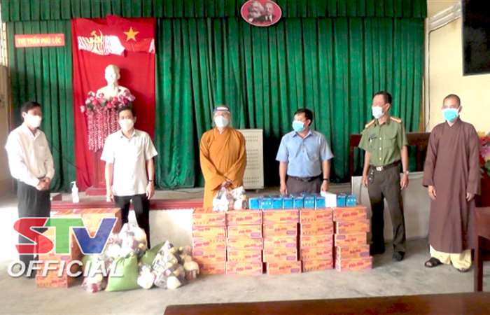 Ban Trị sự Giáo hội Phật giáo Việt Nam tỉnh Sóc Trăng trao quà ở thị trấn Phú Lộc, huyện Thạnh Trị