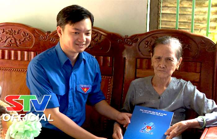 Bí thư Trung ương Đoàn đến thăm, tặng quà Mẹ Việt Nam anh hùng tại huyện Kế Sách