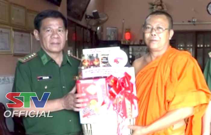 Bộ đội Biên phòng Sóc Trăng chúc mừng Lễ Đôlta 10 điểm chùa và đồng bào Dân tộc Khmer trên địa bàn khu vực biên giới biển  