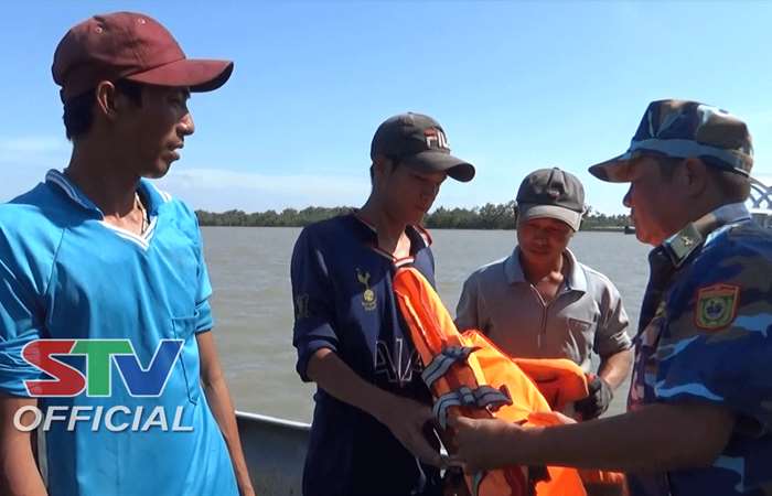 Bộ đội Biên phòng Sóc Trăng khám bệnh cấp thuốc miễn phí cho ngư dân Trần Đề