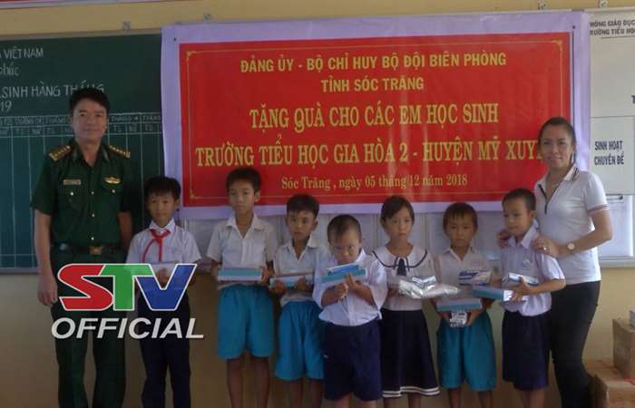 Bộ đội Biên phòng Sóc Trăng tặng quà cho các em học sinh nghèo, học sinh khuyết tật