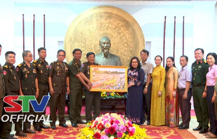 Bộ Tư lệnh Cảnh vệ Quân đội Hoàng gia Campuchia đến thăm, chúc Tết tỉnh Sóc Trăng