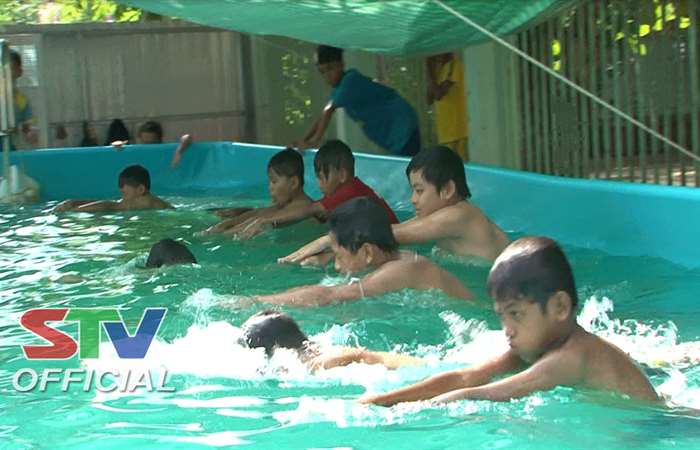 Châu Thành dạy bơi miễn phí cho học sinh
