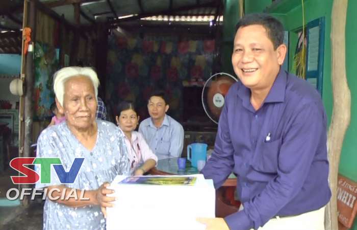 Chủ tịch Ủy ban MTTQ Việt Nam tỉnh Sóc Trăng tặng quà 2 mẹ Việt Nam anh hùng ở Ngã Năm