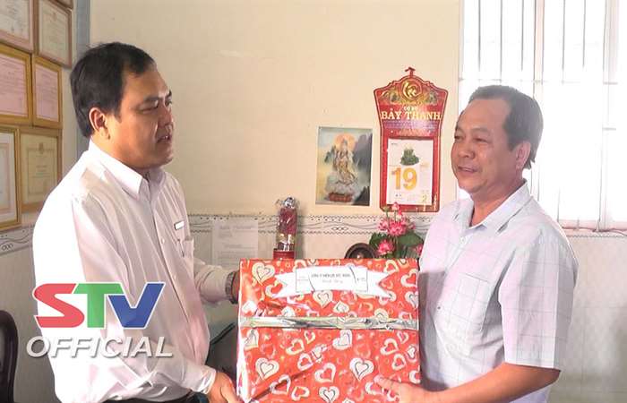 Công ty Điện lực Sóc Trăng khen thưởng các hộ tiết kiệm điện