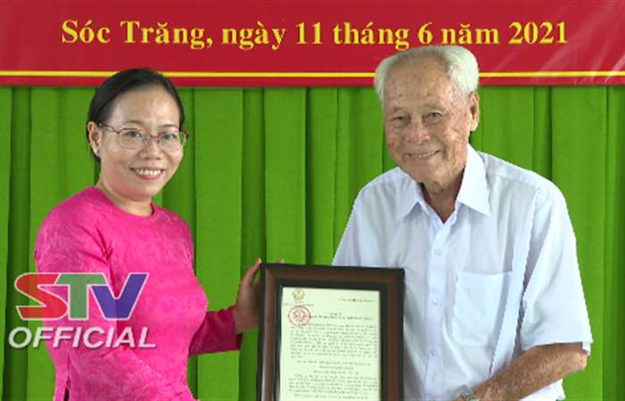 Cụ Trần Cang vinh dự đón nhận Thư khen của Chủ tịch nước