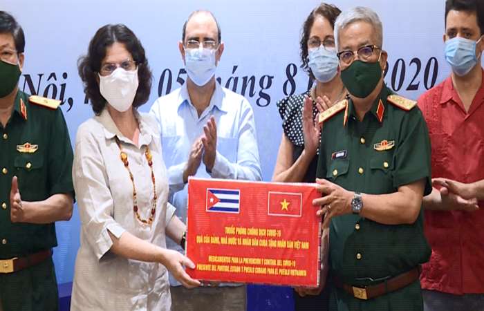 Cuba trao tặng thuốc chống COVID-19 cho Việt Nam