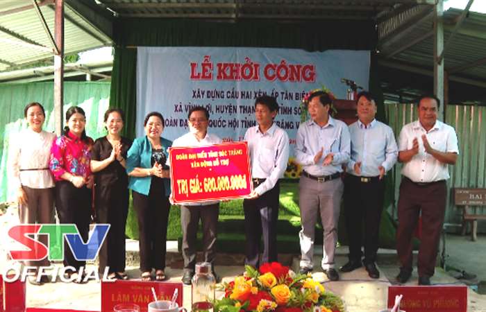Đoàn ĐBQH tỉnh Sóc Trăng dự khởi công công trình cầu nông thôn và bàn giao nhà Đại đoàn kết trên địa bàn huyện Thạnh Trị