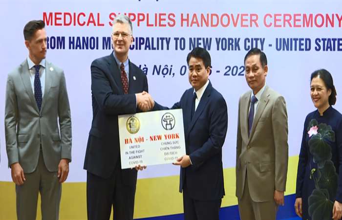 Hà Nội trao tặng New York vật tư chống dịch COVID-19