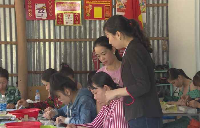 Hành trình khởi nghiệp: Phát triển nghề làm lông mi giả ở nông thôn  