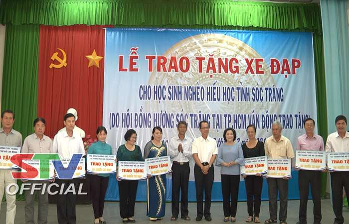 Hội đồng hương Sóc Trăng tại TP Hồ Chí Minh trao xe đạp cho học sinh nghèo