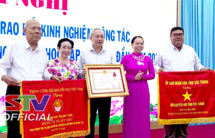 Hội Khuyến học tỉnh Sóc Trăng nhận Huân chương lao động hạng II 