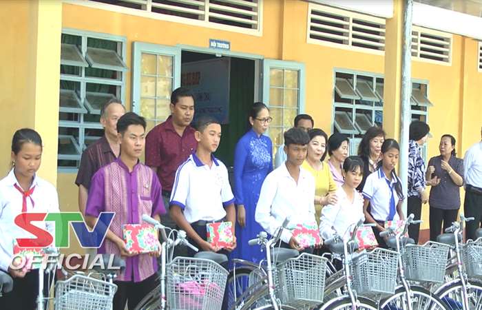Hội Khuyến học tỉnh trao tặng xe đạp cho học sinh nghèo Vĩnh Châu