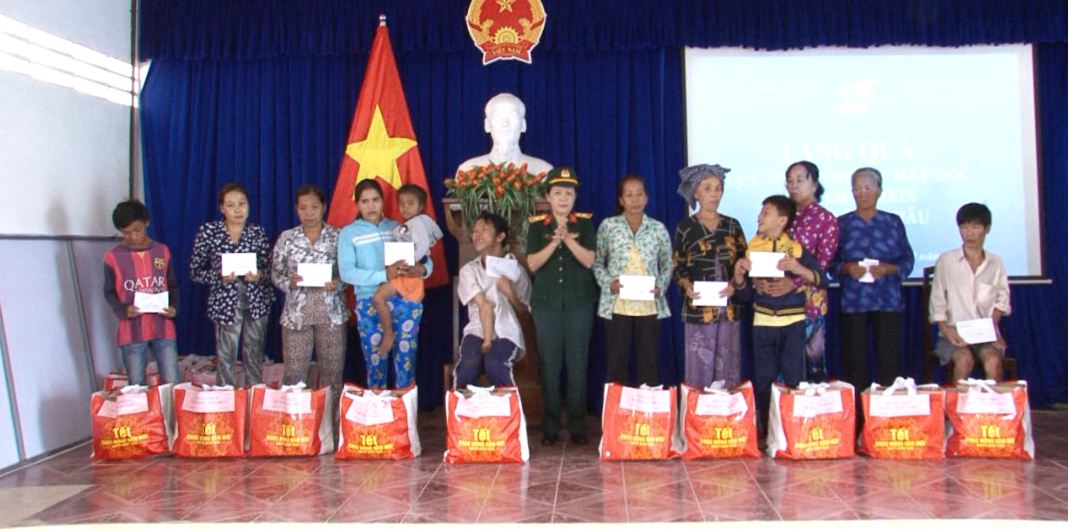 Hội Phụ nữ Quân khu 9 tặng quà cho nạn nhân chất độc da cam ở Vĩnh Châu