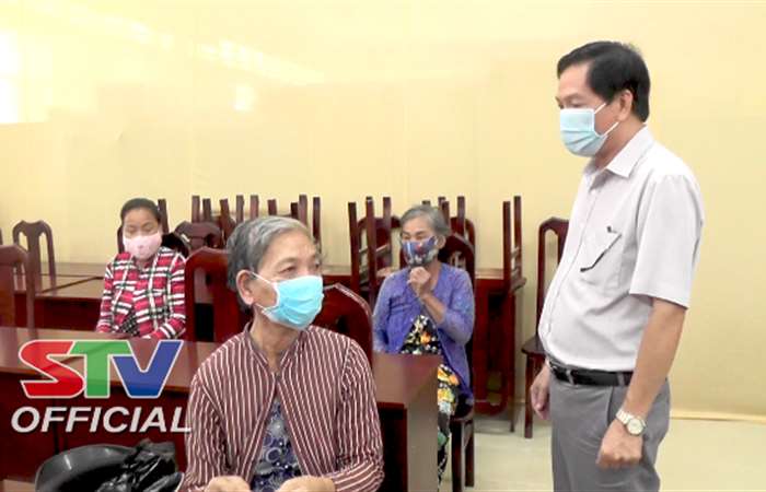 Lãnh đạo huyện Thạnh Trị tặng quà cho hộ khó khăn do dịch bệnh COVID-19
