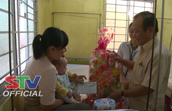 Lãnh đạo huyện Trần Đề thăm, chúc Tết bệnh nhân