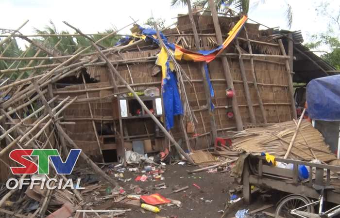 Lốc xoáy làm sập và tốc máy 5 nhà dân tại Cù Lao Dung