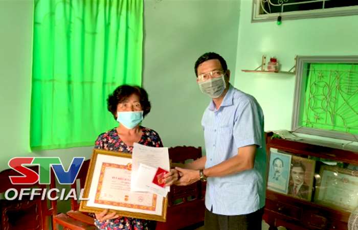 Long Phú trao Huy hiệu Đảng cho đảng viên cao niên tuổi Đảng
