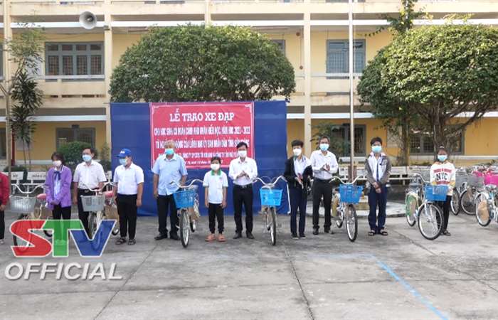 Mỹ Tú trao tặng 60 xe đạp cho học sinh có hoàn cảnh khó khăn vượt khó học tốt