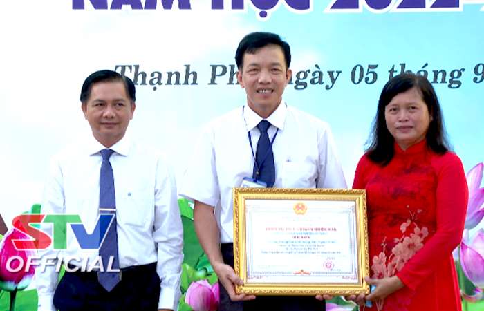 Chủ tịch tỉnh Sóc Trăng dự khai giảng năm học mới tại Trường THPT Văn Ngọc Chính, huyện Mỹ Xuyên 