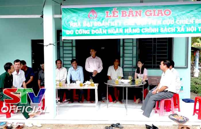 Ngân hàng CSXH tỉnh Sóc Trăng bàn giao nhà Đại Đoàn kết cho hội viên Cựu chiến binh nghèo  