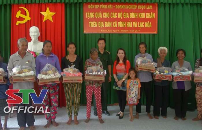 Tặng quà cho bà con dân tộc Khmer nghèo trên xã Vĩnh Hải