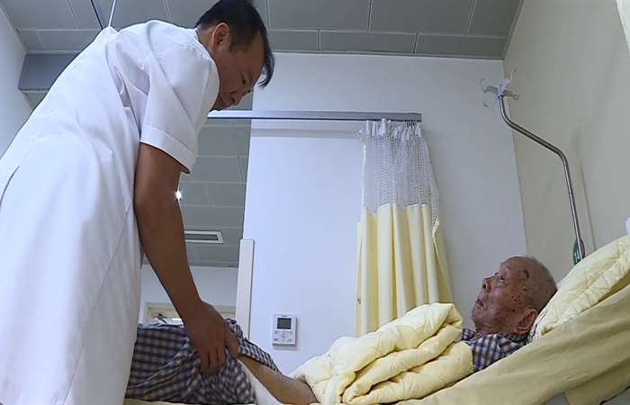 Phẫu thuật thay khớp háng, khớp gối miễn phí cho người nghèo