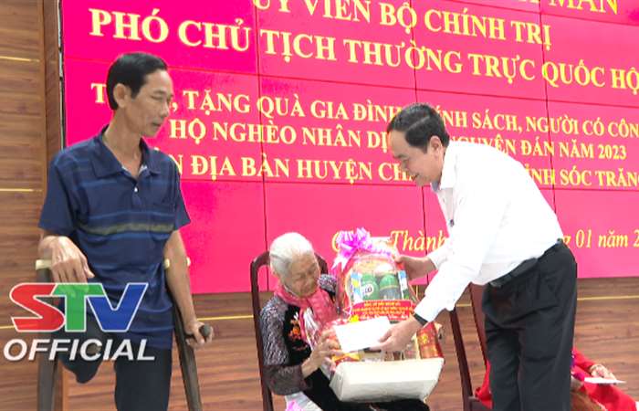 Phó Chủ tịch Thường trực Quốc hội Trần Thanh Mẫn thăm, tặng quà Tết cho hộ nghèo, gia đình chính sách, công nhân lao động tỉnh Sóc Trăng