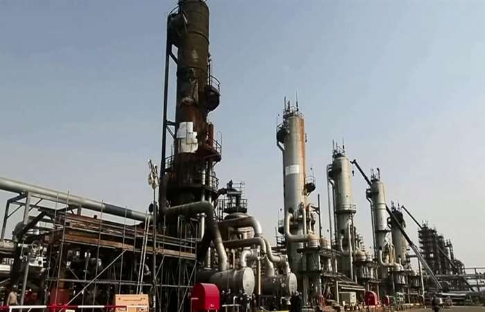 Saudi Arabia và Nga nhất trí kéo dài cắt giảm sản lượng