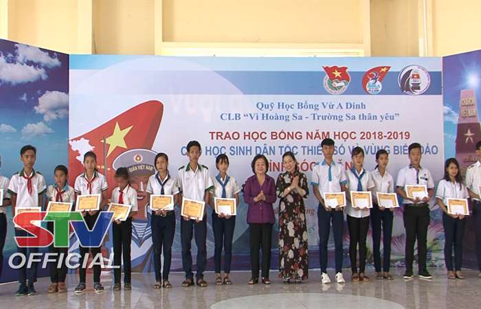 Sóc Trăng: 130 em học sinh nhận học bổng Vừ A Dính và học bổng “Vì Hoàng Sa – Trường Sa thân yêu”