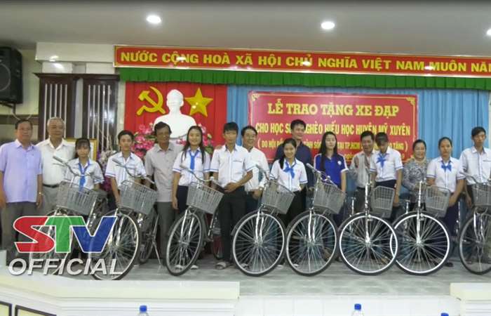 Tặng xe đạp và tập cho học sinh nghèo Mỹ Xuyên