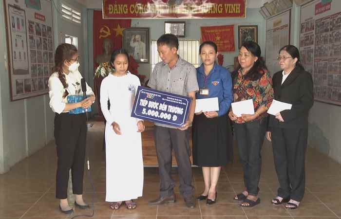 Tiếp bước em Trần Thị Cẩm đến trường (01-10-2022)