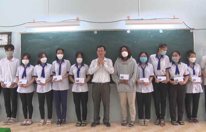 Lãnh đạo thị xã Vĩnh Châu thăm, tặng quà cho học sinh nghèo
