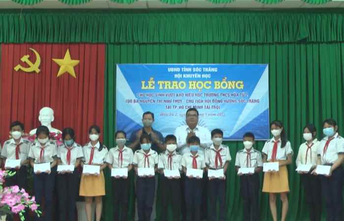 Hội Khuyến học tỉnh Sóc Trăng trao học bổng cho học sinh nghèo hiếu học 