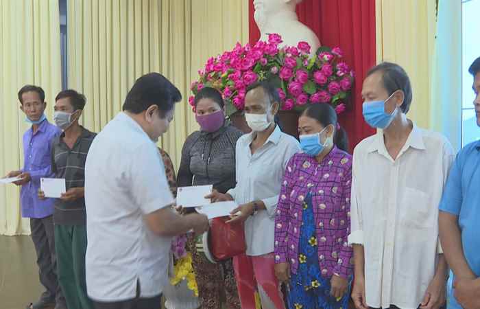 Thị ủy Vĩnh Châu tặng quà cho gia đình chính sách, ngư dân, đồng bào dân tộc, tôn giáo có hoàn cảnh khó khăn  
