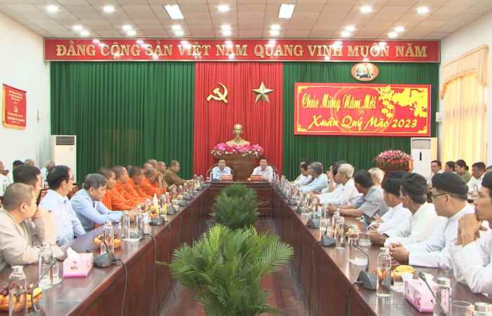 Đoàn chức sắc Tôn giáo chúc Tết Huyện uỷ, HĐND, UBND, Uỷ ban MTTQ Việt Nam và các ban, ngành huyện Long Phú