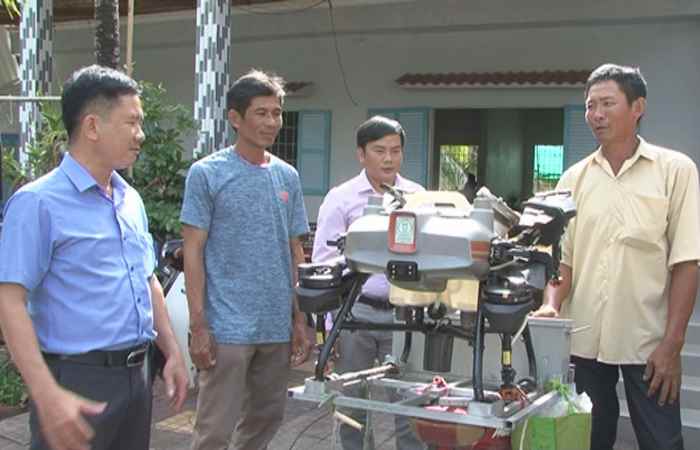 Nông dân Long Phú ứng dụng công nghệ trong sản xuất lúa
