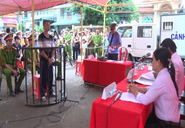 Tòa án Nhân dân huyện Trần Đề tổ chức xét xử lưu động tại xã Trung Bình