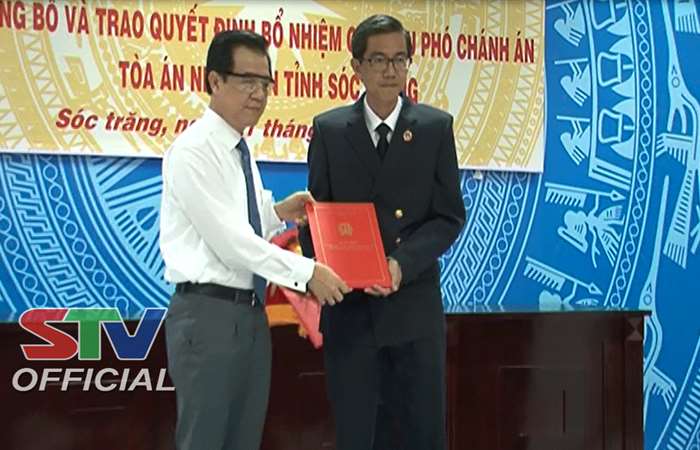  Trao Quyết định bổ nhiệm Phó Chánh án TAND tỉnh Sóc Trăng cho ông Lê Thanh Vũ