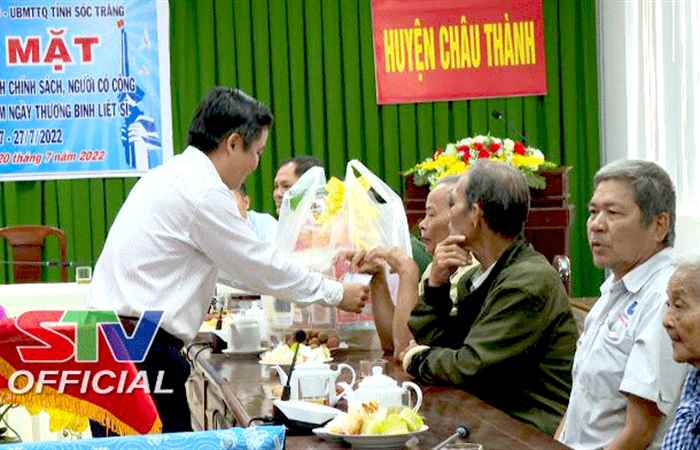 Trưởng Ban Tổ chức Tỉnh ủy Sóc Trăng thăm, tặng quà gia đình chính sách, người có công tại huyện Châu Thành