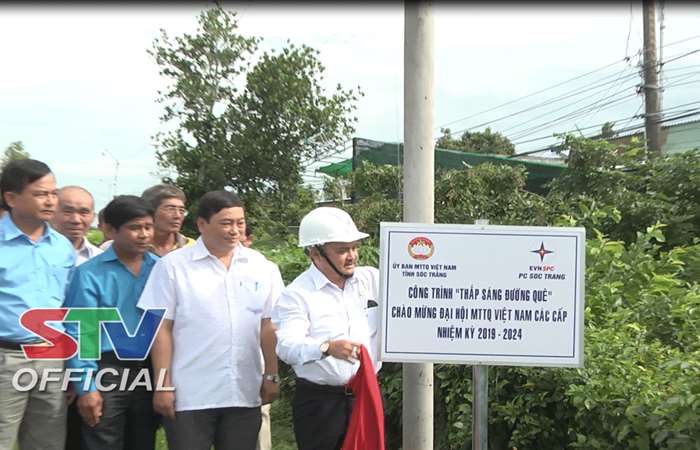 Ủy ban Mặt trận Tổ quốc Việt Nam tỉnh Sóc Trăng bàn giao công trình “Thắp sáng đường quê”