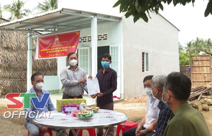Ủy ban MTTQ Việt Nam tỉnh Sóc Trăng bàn giao nhà Đại đoàn kết cho hộ nghèo ở huyện Kế Sách 