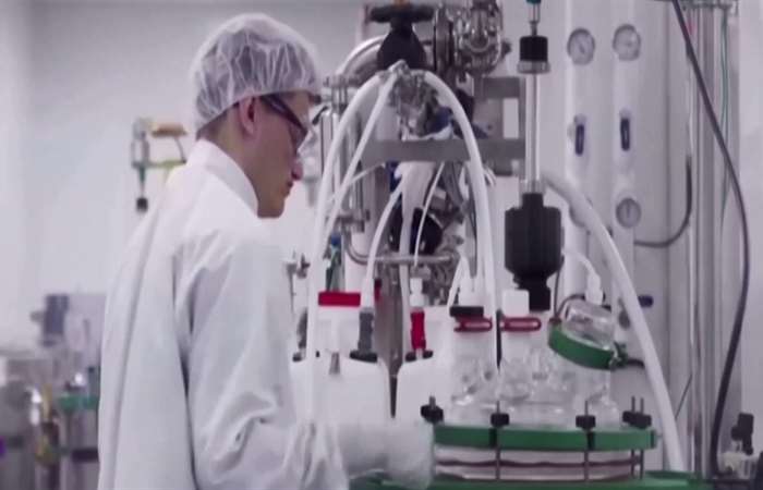 Vaccine ngừa COVID-19 không phải “viên đạn bạc”