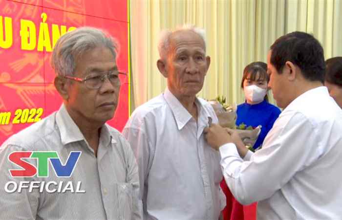 Vĩnh Châu trao Huy hiệu Đảng cho 19 đồng chí cao niên tuổi Đảng