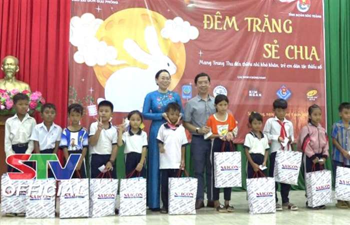 Chương trình “Đêm trăng sẻ chia” tại xã Tân Hưng, huyện Long Phú