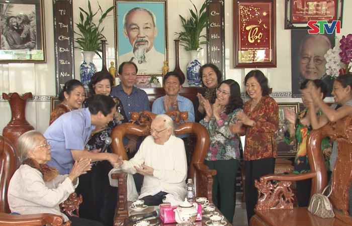 Bà Ngô Thị Huệ - phu nhân cố Tổng Bí thư Nguyễn Văn Linh thăm tặng quà tại xã Mỹ Quới- Thị xã Ngã Năm