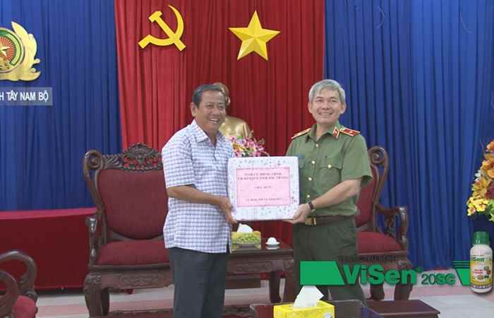 Ban Dân tộc Sóc Trăng thăm, tặng quà tại Thành phố Cần Thơ.