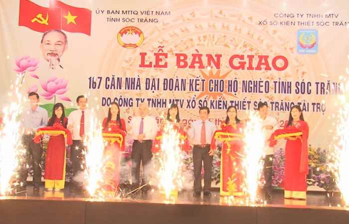 Bí thư Tỉnh ủy Sóc Trăng dự lễ bàn giao nhà Đại đoàn kết cho hộ nghèo 