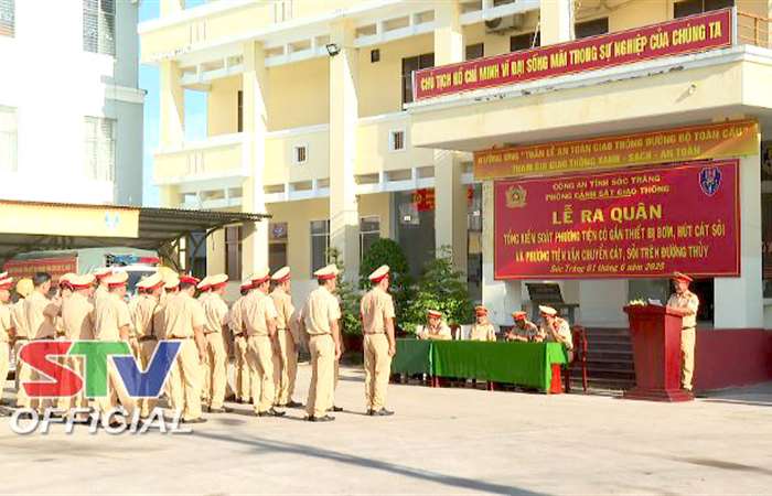 Cảnh sát giao thông ra quân tổng kiểm soát phương tiện trên đường thủy