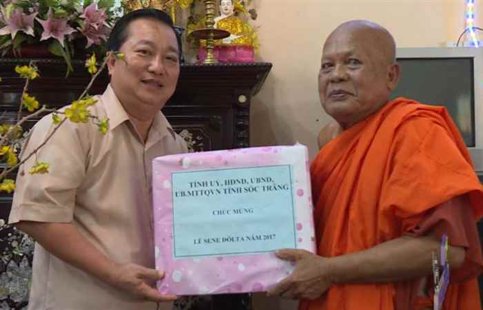 Chủ tịch UBND tỉnh Sóc Trăng thăm Hòa thượng Dương Nhơn và Hòa thượng Kim Rêne dịp lễ Sene ĐôlTa